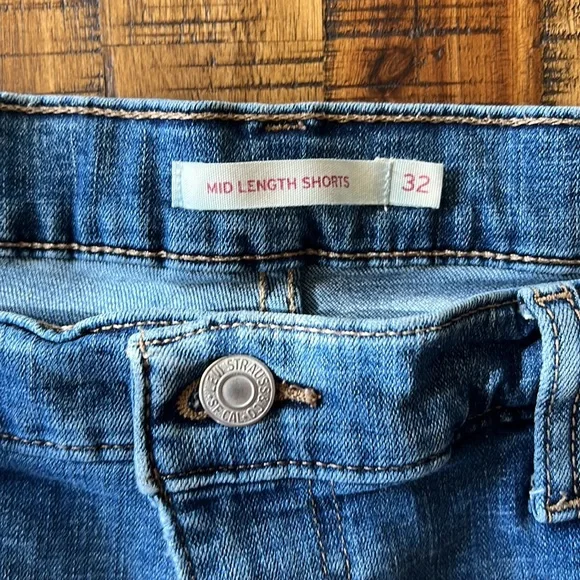 Levi’s Mid Length Jean Shorts - Picture 3 of 6
